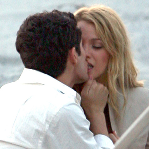 Blake Lively Penn Badgley Lip Lockin Pda E News Australia